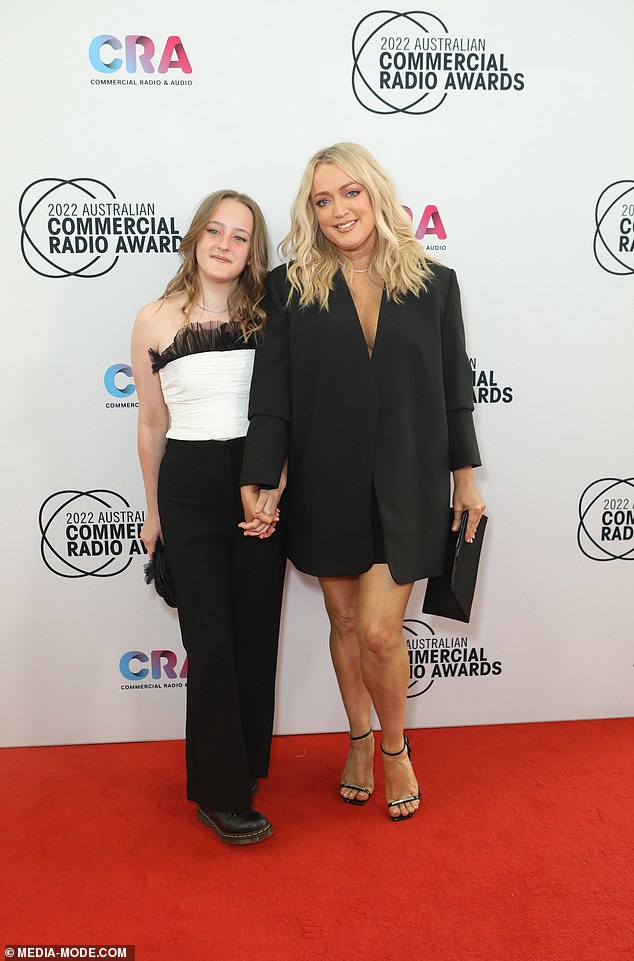 Jackie je otkrila da je na vrhuncu svoje ovisnosti dnevno konzumirala do 12 tableta za spavanje Stilnox i 24 tablete Panadeine Forte, često s alkoholom. Na fotografiji na dodjeli nagrada Australian Commercial Radio Awards 2022. sa svojom kćerkom Kitty malo prije odlaska iz zemlje