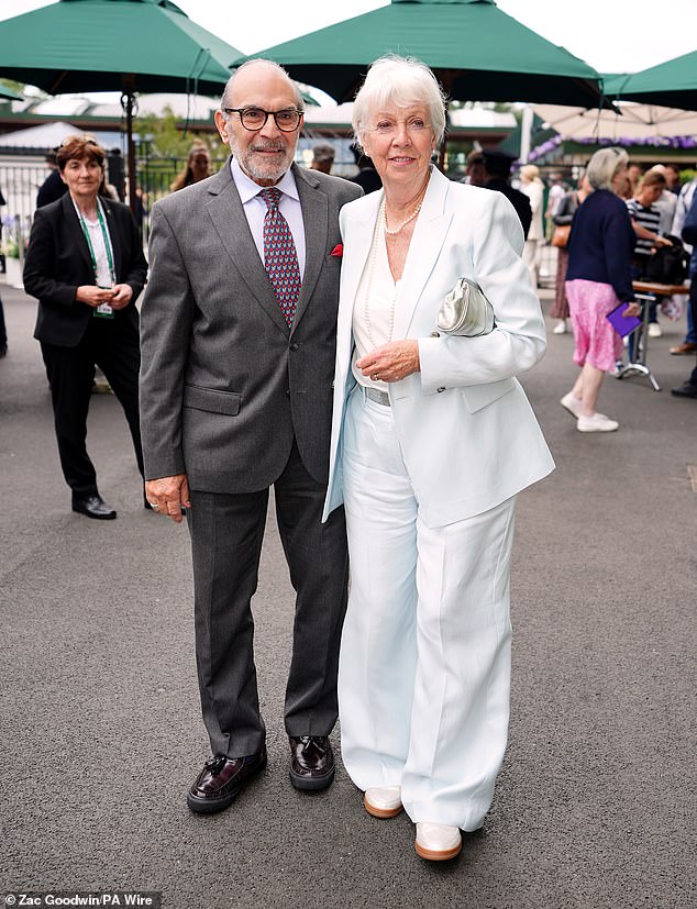 Sir David Suchet i Sheila Ferris desetog dana Wimbledonskog prvenstva 2024. u All England Lawn Tennis and Croquet Clubu, London