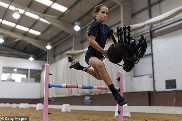 PETA želi da se organizatori odreknu trzavih konja i umjesto toga prebace na jackaroe i jillarooe da jašu hobby konje, poput ovog natjecatelja na UK Hobby Horse Championshipu