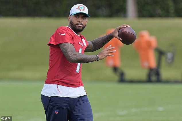 Kvoterbek Miami Dolphinsa Tagovailoa (1) cilja loptom tijekom treninga u srijedu