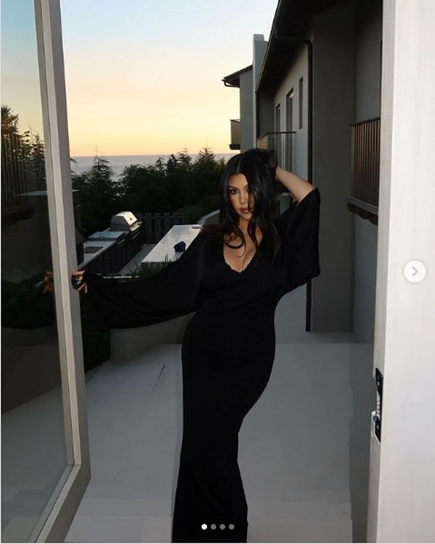 Kourtney Kardashian zabljesnula je u svojoj posljednjoj objavi na Instagramu, noseći dekoltiranu maksi haljinu