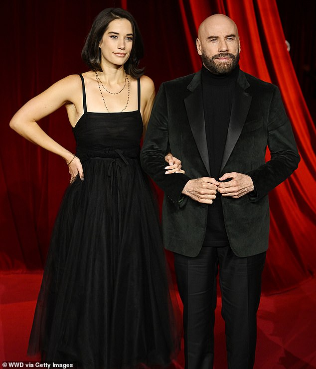 Ona je 24-godišnja Ella Bleu Travolta. Njena majka je bila pokojna Kelly Preston, a njen otac je John Travolta, koji je ovdje na slici
