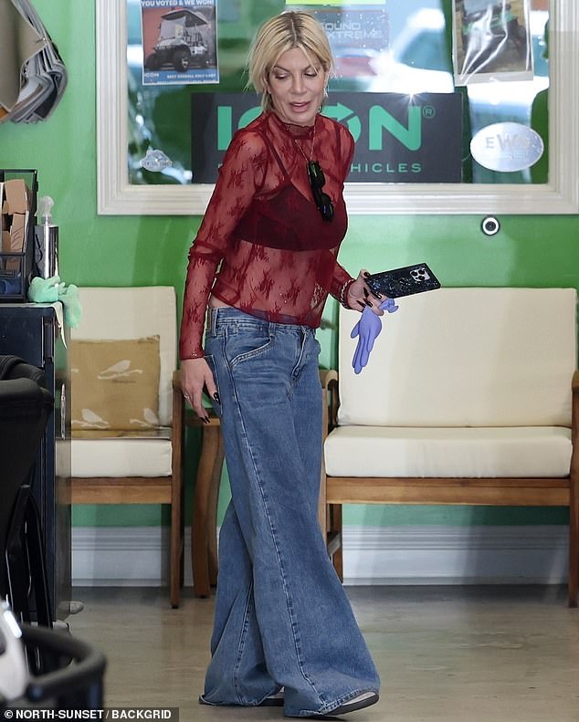 Tori was seen strolling through the shop during the brief weekday outing
