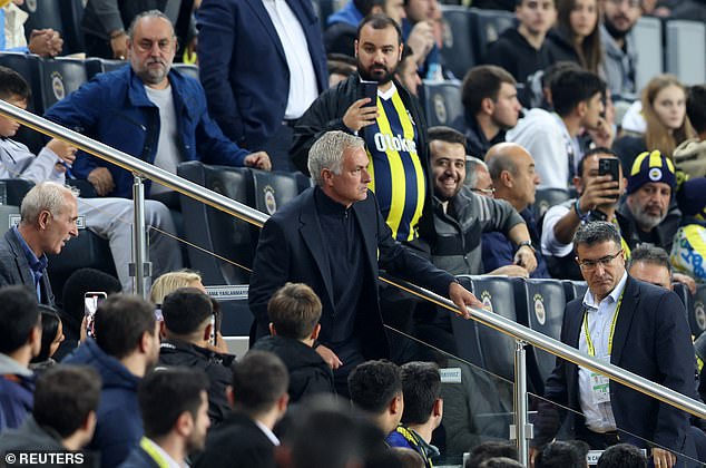 Mourinho je poslan na tribine, a kasnije je viđen kako prenosi poruke svom stručnom stožeru