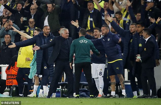 Jose Mourinho poslan je na tribine dok je njegov Fenerbahče remizirao 1-1 s Manchester Unitedom