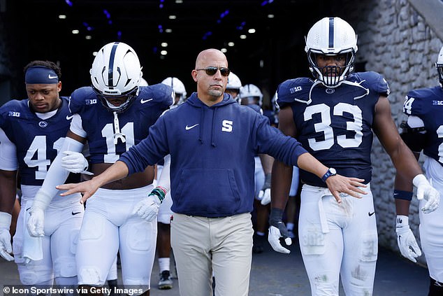 Glavni trener Penn Statea James Franklin izlazi na teren sa svojim igračima 5. listopada