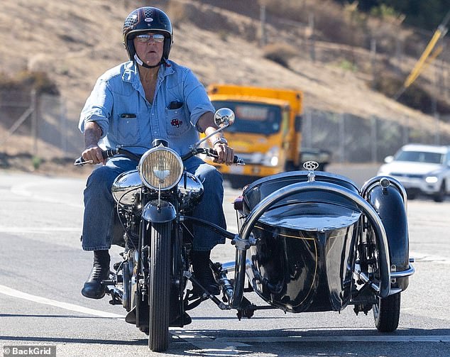 Jay Leno, 74, viđen je u četvrtak u LA-u kako krstari rijetkim, luksuznim motociklom za koji se procjenjuje da vrijedi oko 250 tisuća dolara - gotovo dvije godine nakon njegove nesreće na biciklu u kojoj su mu polomljene kosti