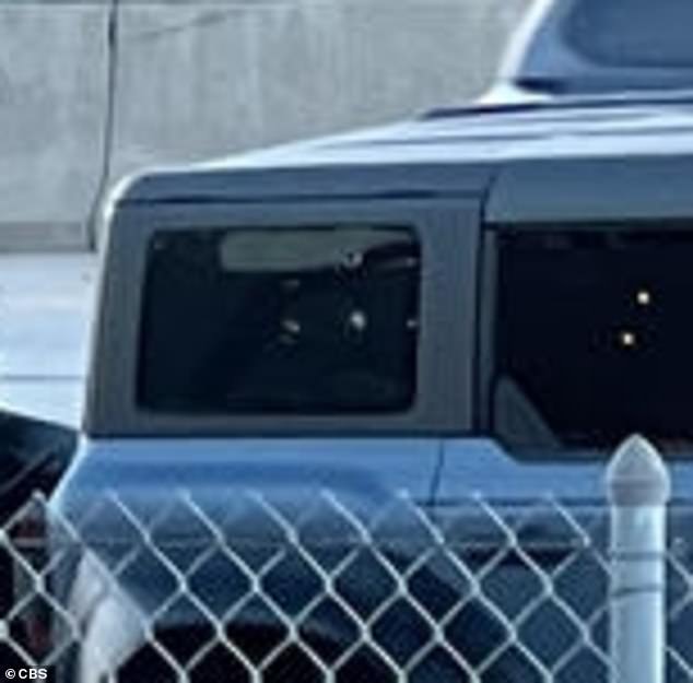 Čini se da je plavi Ford Bronco žrtava pretrpio znatnu štetu od metka