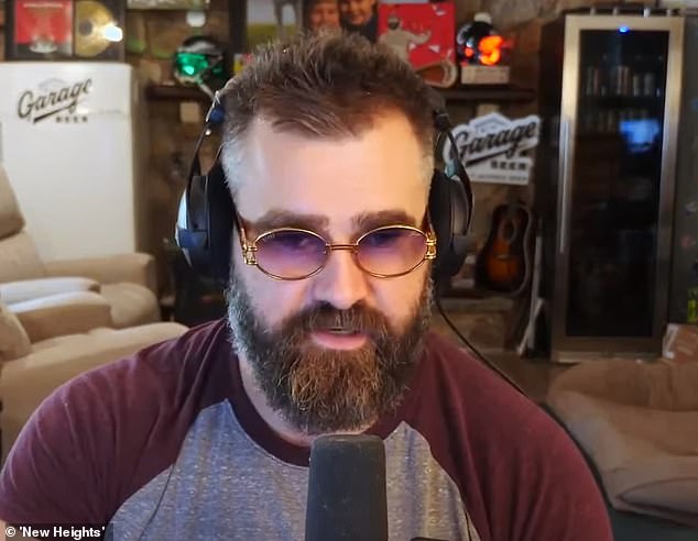 Kelce također ima iskustva u eteru kroz svoj podcast 'New Heights' - koji vodi zajedno sa svojim bratom Travisom