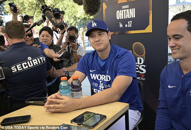 Određeni stoper Los Angeles Dodgersa Shohei Ohtani (17) odgovara na pitanja u četvrtak