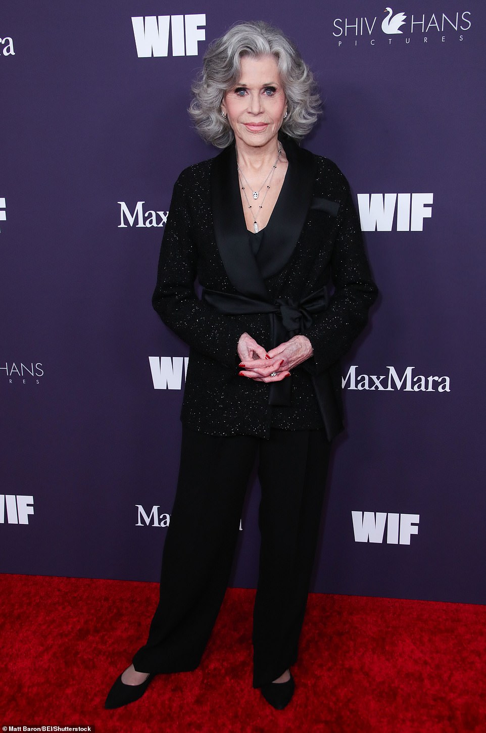 Jane Fonda looked incredible as she posed up a storm in a sparkly black jacket, slacks and a low-cut top