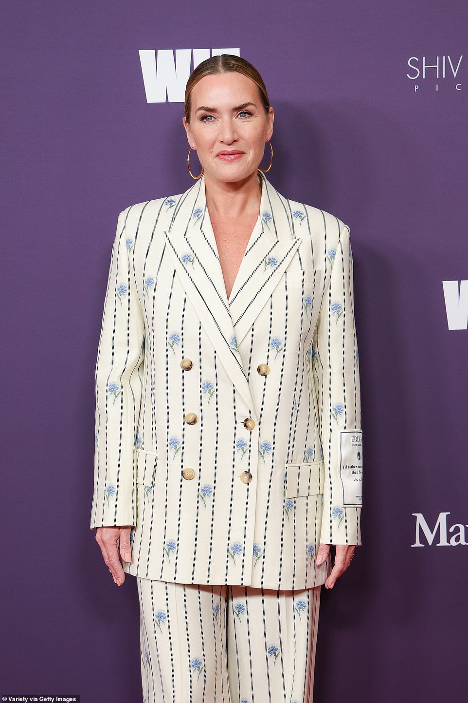 The Titanic star — who refuses to alter her face with Botox or fillers despite Hollywood pressures — showed off her natural beauty by opting for light makeup and pulled back hair