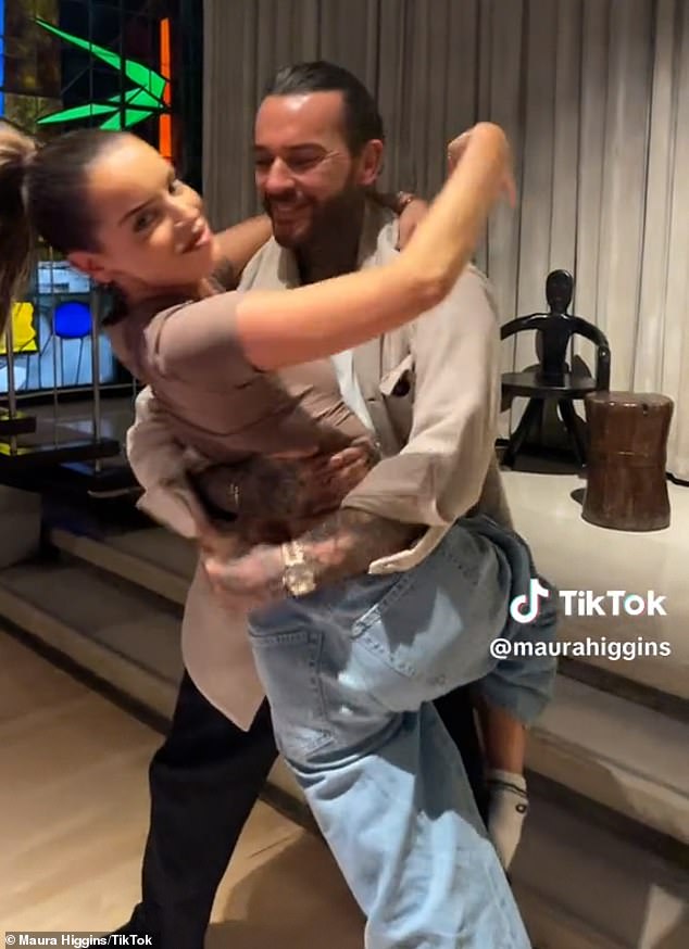 Zvijezda Strictlyja viđena je kako se ljubi s Maurom na prošlomjesečnoj dodjeli Nacionalnih televizijskih nagrada, a također su djelovali nježno na ovotjednoj ceremoniji Ponosa Britanije