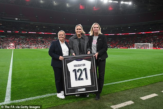 Steph Houghton (u sredini) proslavljena je u petak na ceremoniji umirovljenja na Wembleyu