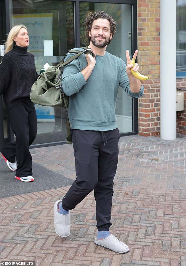 Shayne Ward izgledao je vrlo opušteno kad je izašao iz hotela u paru sivih papuča i plavih čarapa