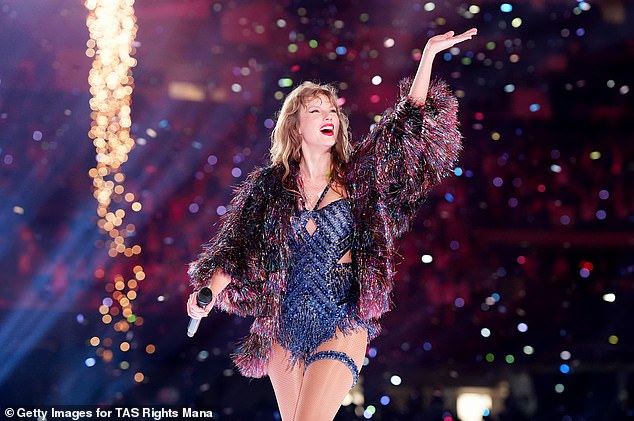 Taylor Swift, 34, posebno se osvrnula na svog zgodnog dečka NFL zvijezde, Travisa Kelcea, 35, dok je nastupala na svojoj turneji Eras Tour u New Orleansu, Louisiana. Ponašala se kao da baca nogomet dok je pjevala dio svoje pjesme Midnight Rain