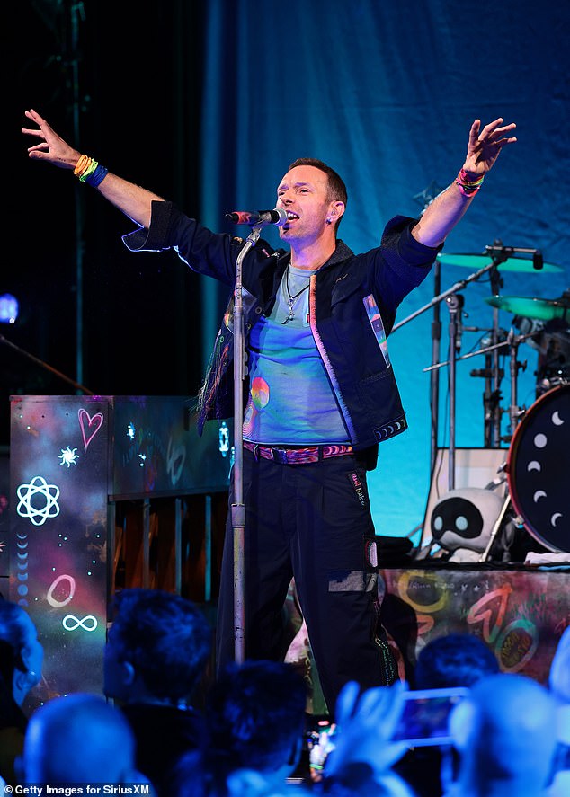 Bend je slavno prihvatio You're the Voice, omiljenu himnu Johna Farnhama, tijekom njihovog nastupa 2009. na koncertu Sound Reliefa u Sydneyu, gdje im se sam Farnham pridružio na pozornici