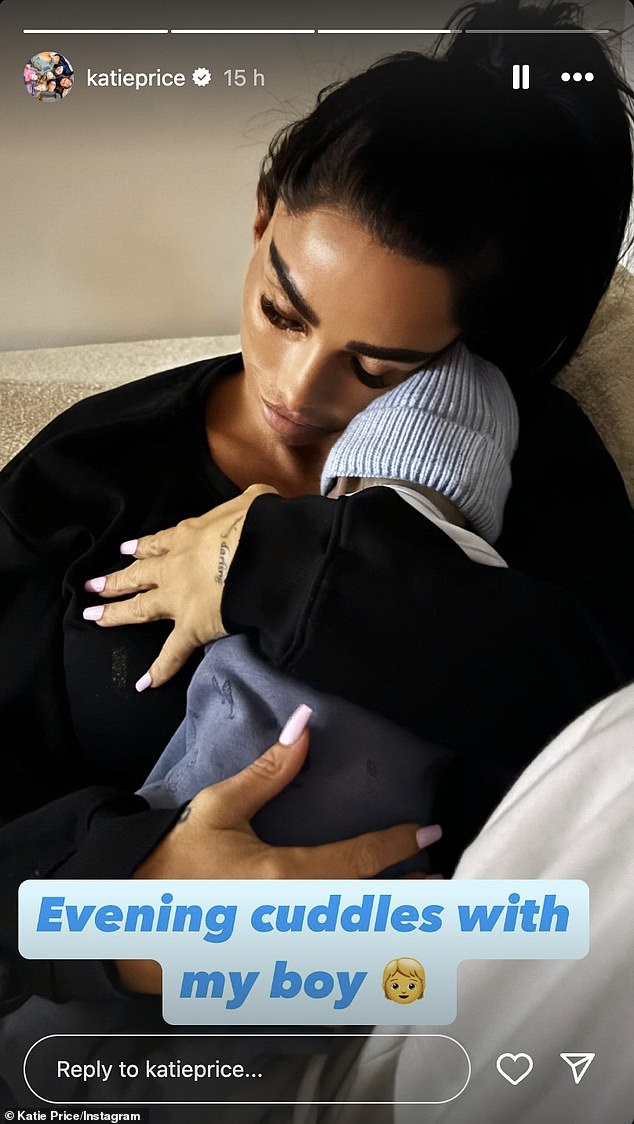 Katie Price izazvala je zabunu nakon što je objavila fotografiju kako mazi novorođenog dječaka, dok se priprema glumiti u dokumentarcu Channela 4 o svojim borbama s IVF-om