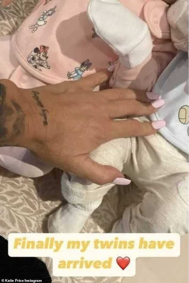 Objava je uslijedila nakon što je Katie u utorak podijelila još jednu zbunjujuću fotografiju dviju beba blizanaca, od kojih jedna nosi ružičaste štrample, a druga sive