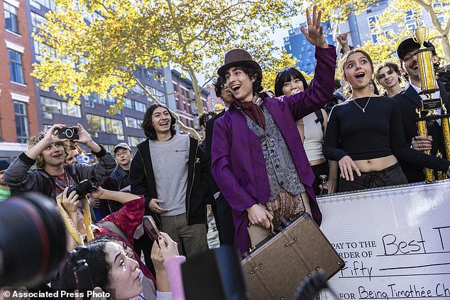 Miles Mitchell, 21, pobjednik natjecanja u dvojniku Timotheeja Chalameta u blizini Washington Square Parka, nedjelja, 27. listopada 2024., u New Yorku. (AP Photo/Stefan Jeremiah)