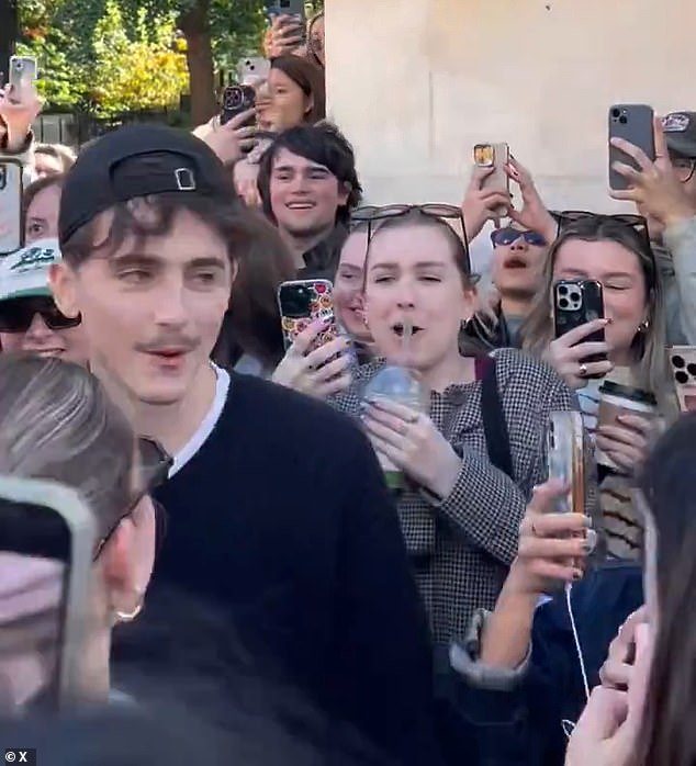 Timothee Chalamet izazvao je pandemonij među vrištećim obožavateljima u New Yorku tako što se neočekivano pojavio na vlastitom natjecanju lookalikea