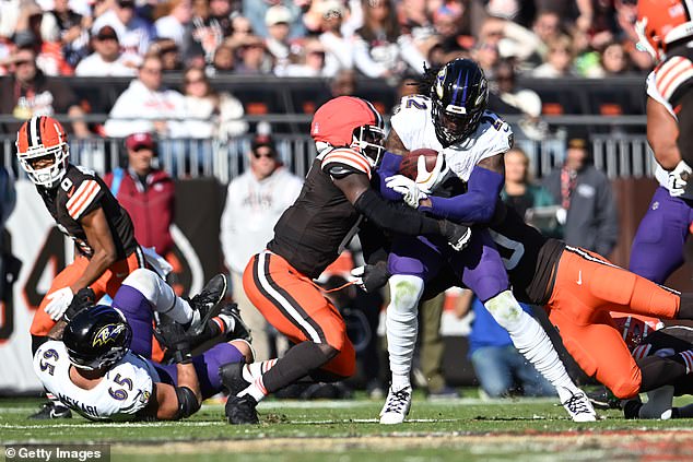 Owusu-Koramoah se bori protiv Baltimore Ravensa, Henryja tijekom utakmice