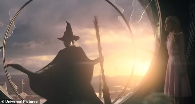Obožavatelji također mogu vidjeti i čuti britansku glumicu kako pjeva The Wizard And I iz originalnog mjuzikla koji uglavnom pjeva Elphaba