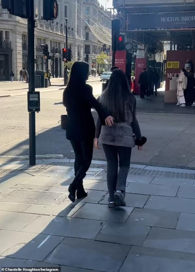 Bivša zvijezda Big Brothera slavnih (41) viđena je kako stavlja ruku pune ljubavi oko ramena svoje djevojke dok su išle na događaj za Noć vještica u Hamley's trgovini igračaka u Londonu