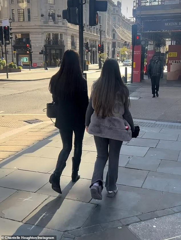 Chantelle Houghton pokazala je svoju 12-godišnju kćer Dolly prvi put u gotovo godinu dana dok je u nedjelju dijelila zabavne nove fotografije na svom Instagramu