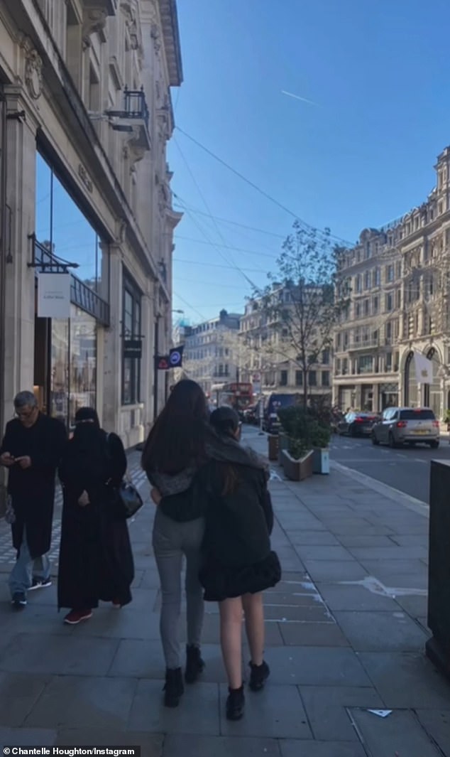 Posljednja slika Dolly na mreži zvijezde dio je video montaže u prosincu dok je mahala na pozdrav 2023.