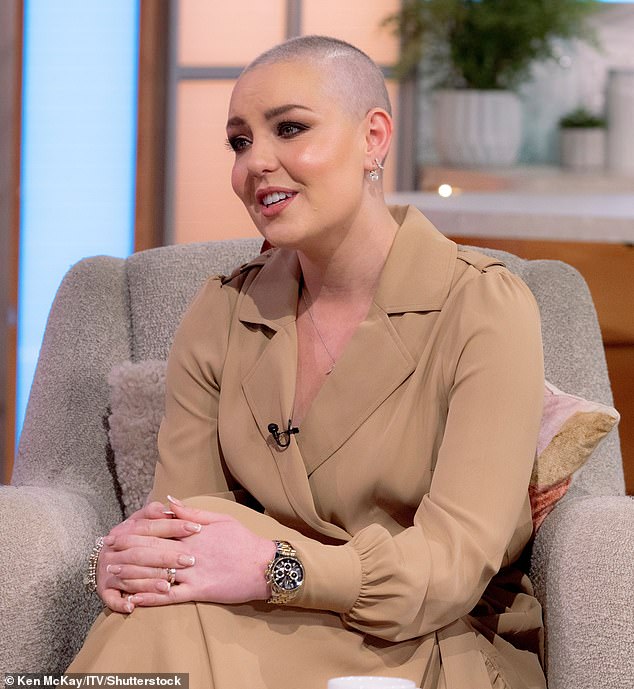 Amy su privremeno zamijenili šefovi showa nakon što je pretrpjela 'hitnu medicinsku pomoć' iza pozornice tijekom subotnjeg specijala uživo za Noć vještica