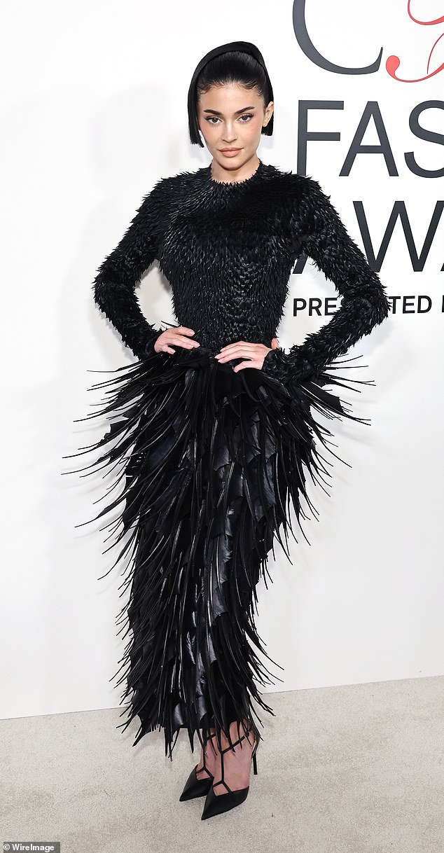 Zapanjila je u oštroj crnoj haljini Jean Paul Gaultier Haute Couture by Haider Ackerman, koja je imala šiljke
