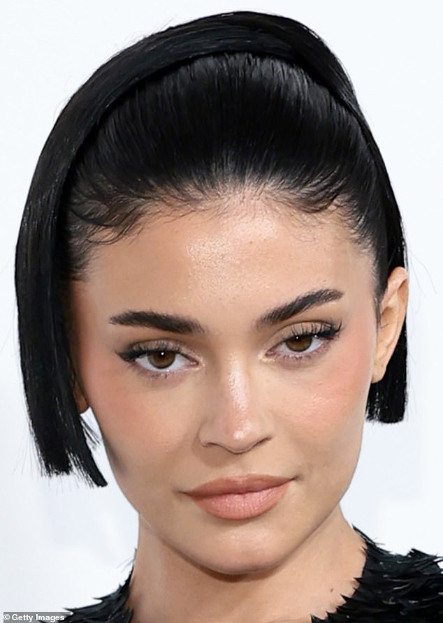 Kylie Jenner debitirala je u odvažnom novom izgledu dok je u ponedjeljak prisustvovala dodjeli nagrada CFDA 2024. u Američkom prirodoslovnom muzeju u New Yorku.