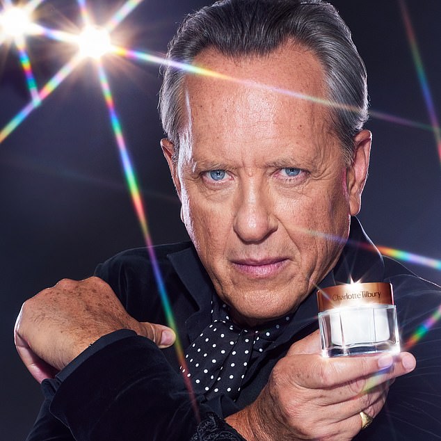 Na fotografijama predstavljanja, Richard E. Grant (67), zaljubljenik u Tilburyjevu njegu kože, izgledao je mlađe no ikad jer je nosio crni baršunasti blejzer, rubac oko vrata na točkice i kosu zabačenu unatrag