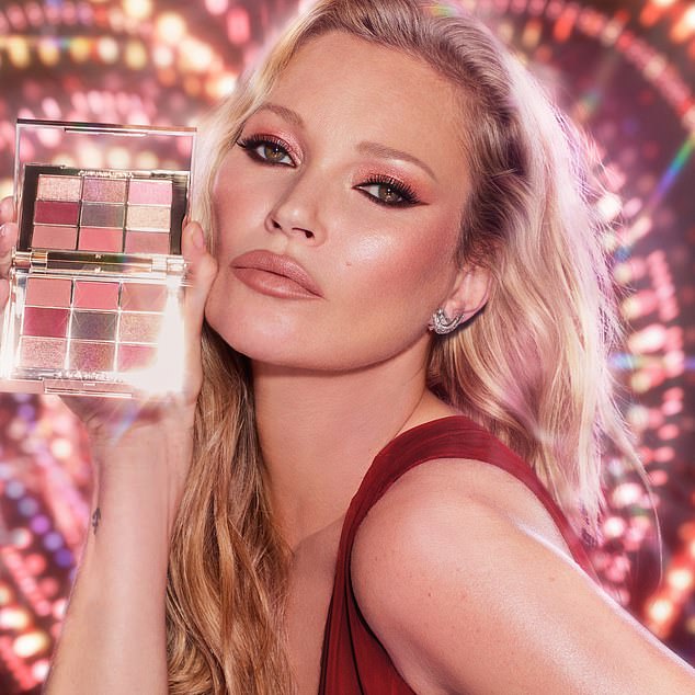 Kate Moss dugo je bila jedno od zaštitnih lica Charlotte Tilbury i izgledala je senzacionalno dok je pozirala s jednom od paleta sjenila te vizažistične moćnice.