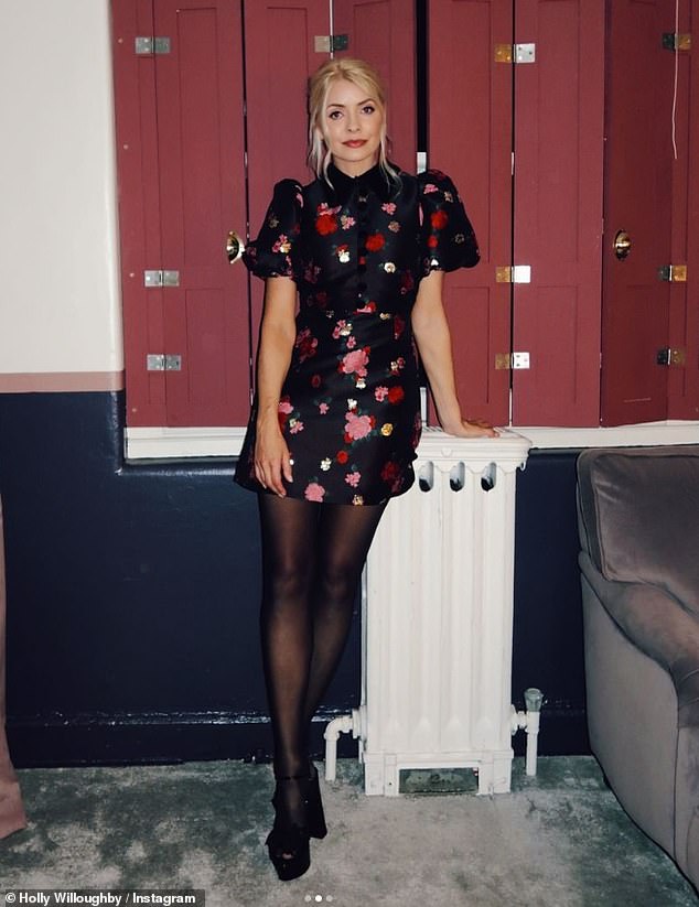 Holly Willoughby (43) je u utorak zadirkivala tajnu TV emisiju s dugonogim novim promo snimkama na Instagramu dok se pokušavala distancirati od bijesa Phillipa Schofielda