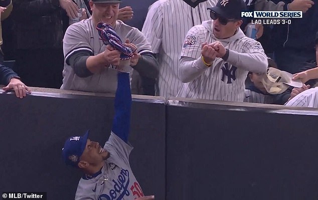 Zvijezda Dodgersa Mookie Betts morao se boriti protiv navijača koji mu je pokušao oteti loptu iz rukavice