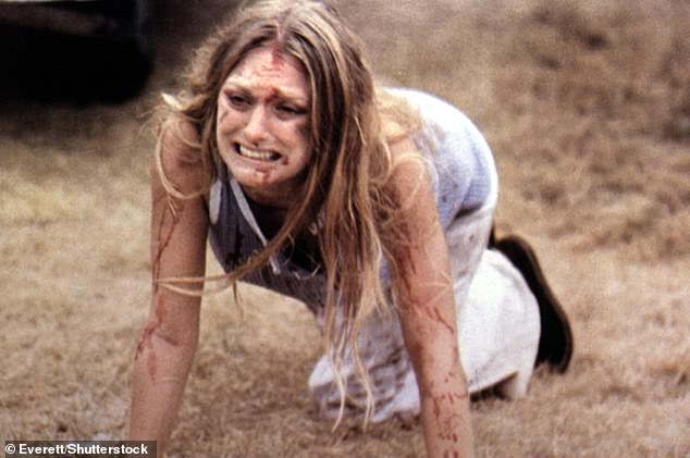 Glumica Marilyn Burns prikazana kao Sally Hardesty, u sceni iz filma Teksaški masakr motornom pilom iz 1974.