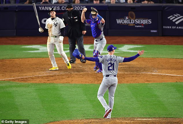 Pitcher Walker Buehler slavi nakon što je u srijedu osigurana pobjeda na stadionu Yankee