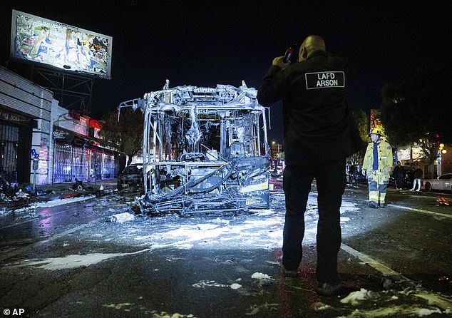 Buntovni navijači Dodgersa spalili su autobus - vjeruje se da nitko nije ozlijeđen