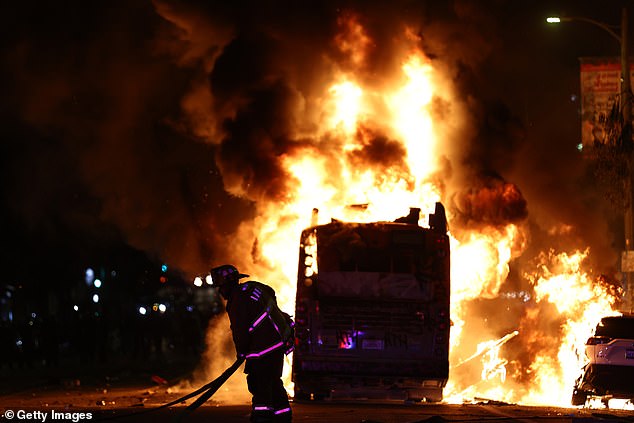 Vatrogasci su slikali kako se bore s požarom nakon što je autobus zapaljen usred slavlja