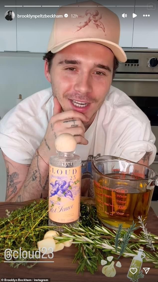 Brooklyn Beckham skuhao je maslinovo ulje s češnjakom u četvrtak dok je otkrivao kako obožavatelji mogu ponovno upotrijebiti bocu ljutog umaka