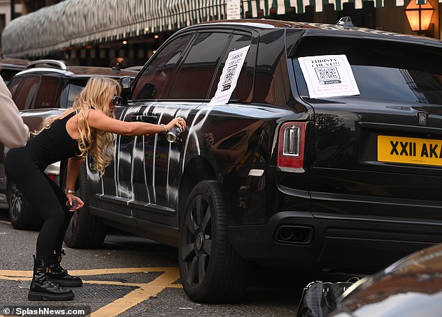 Aisleyne Horgan-Wallace slikana je kako uništava Rolls-Royce ispred Harrodsa u londonskom Knightsbridgeu u četvrtak