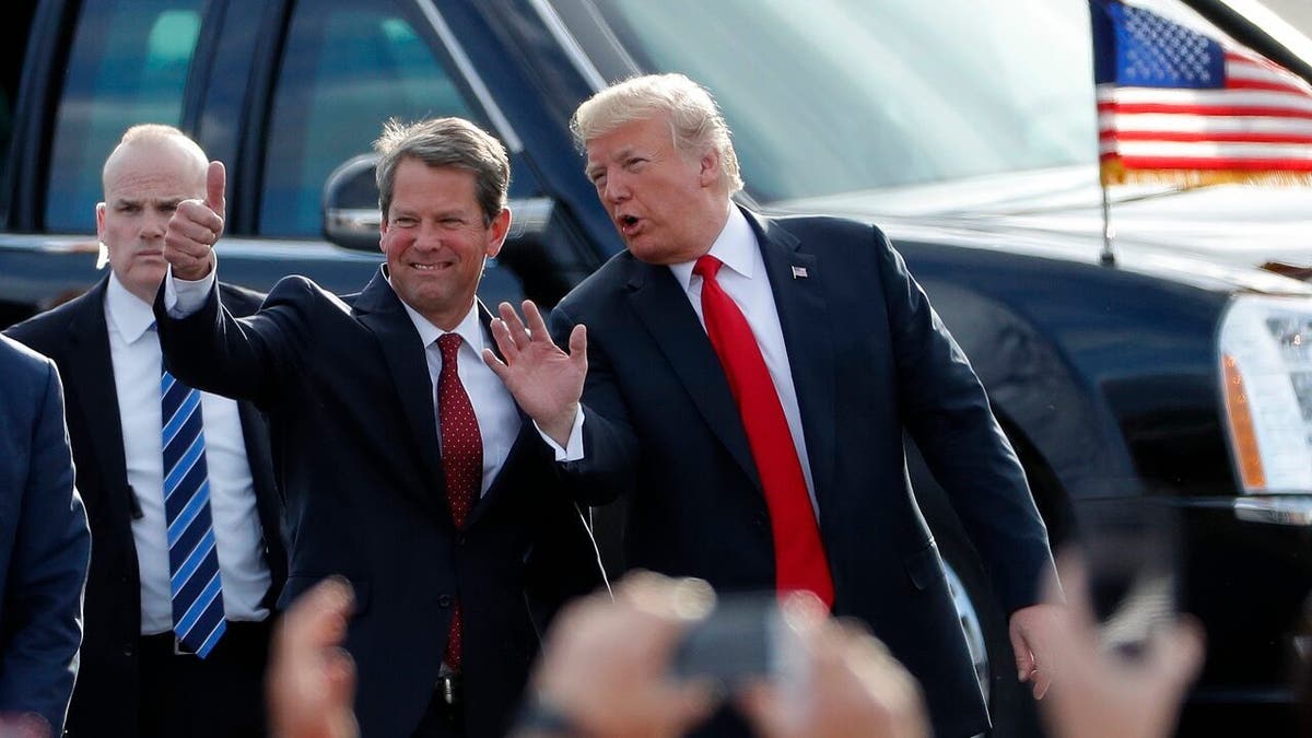 Guverner Brian Kemp, lijevo i Donald Trump, desno