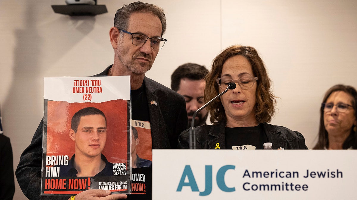 Neutrini roditelji drže njegovu fotografiju tražeći da Hamas oslobodi taoce