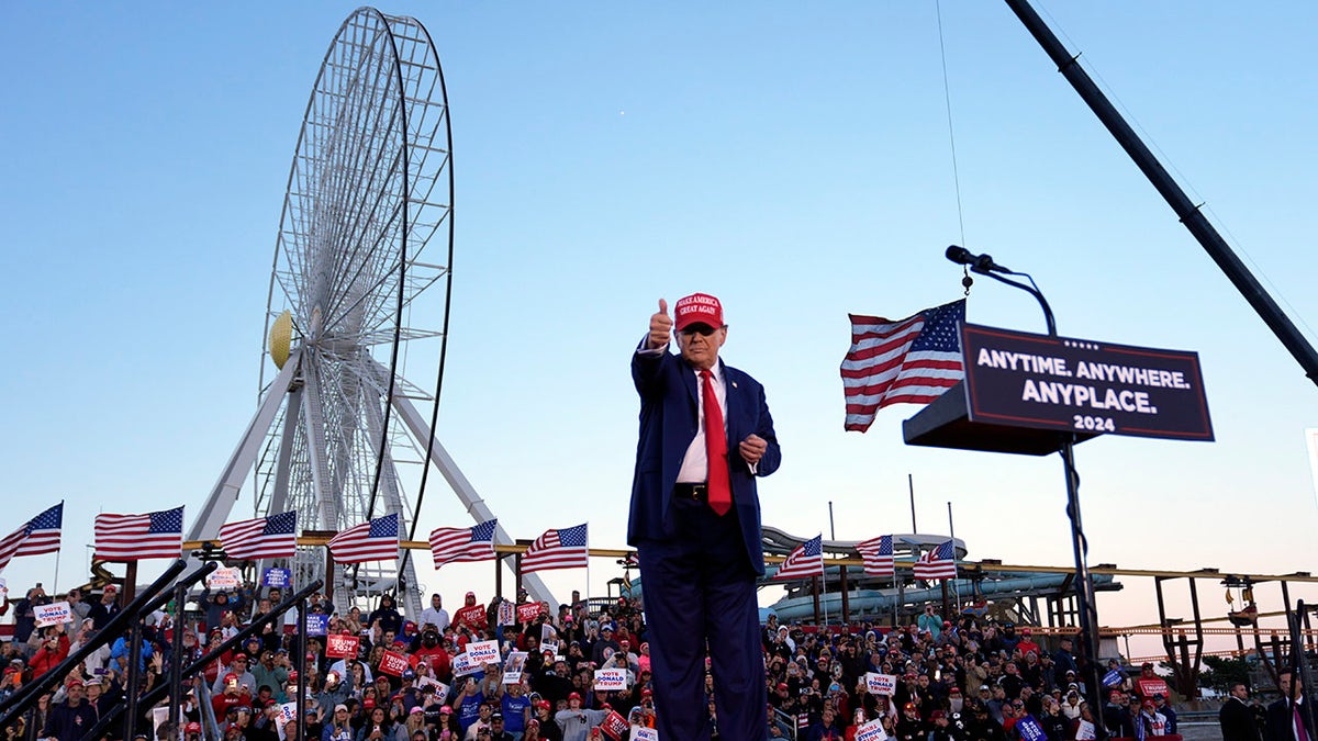 Trump pokazuje ispred panoramskog kotača na skupu u New Jerseyju