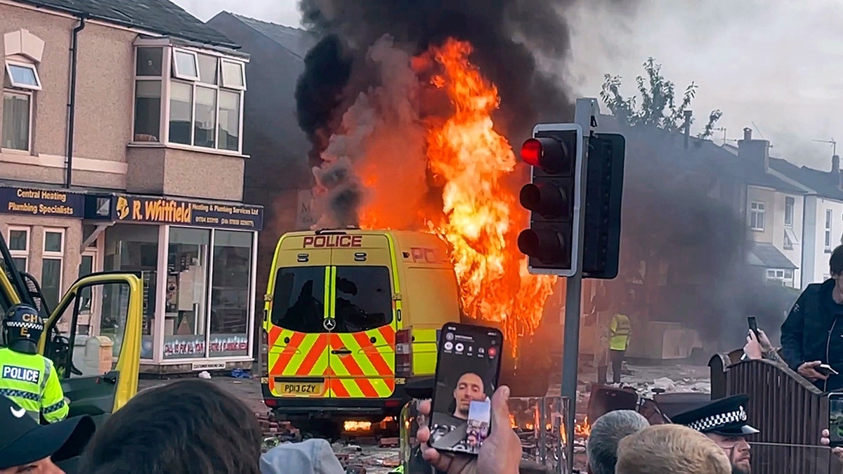 Zapaljen policijski kombi tijekom nereda u Southportu u Engleskoj