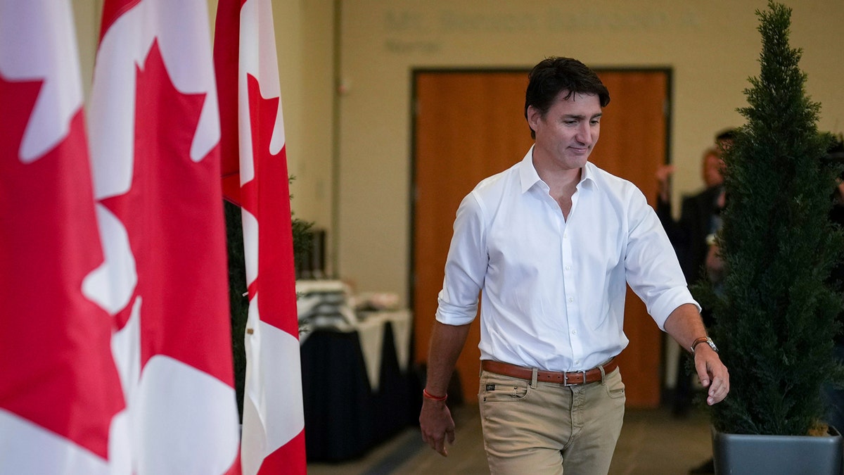 Justin Trudeau nosi bijelu košulju