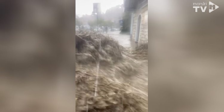 APOKALIPTIČNI PRIZORI Strahovita bujica u Podgori nosila sve pred sobom!