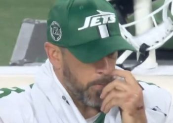 Aaron Rodgers uhvaćen u ODVRATNOM činu tijekom poraza Jetsa od Steelersa: ‘To mu je treći izbor na utakmici!’
